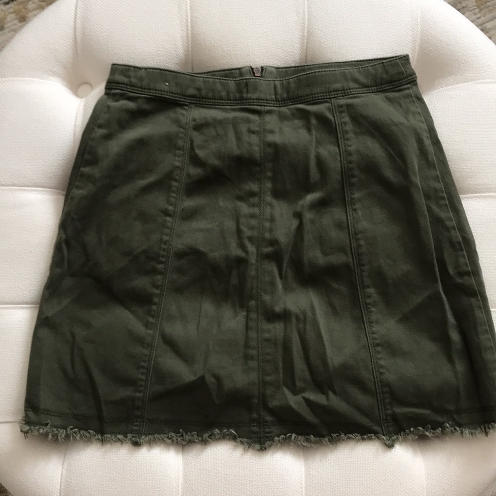 Utility style Army green  Hollister mini skirt with front pockets and zipper EUC - Picture 2 of 8